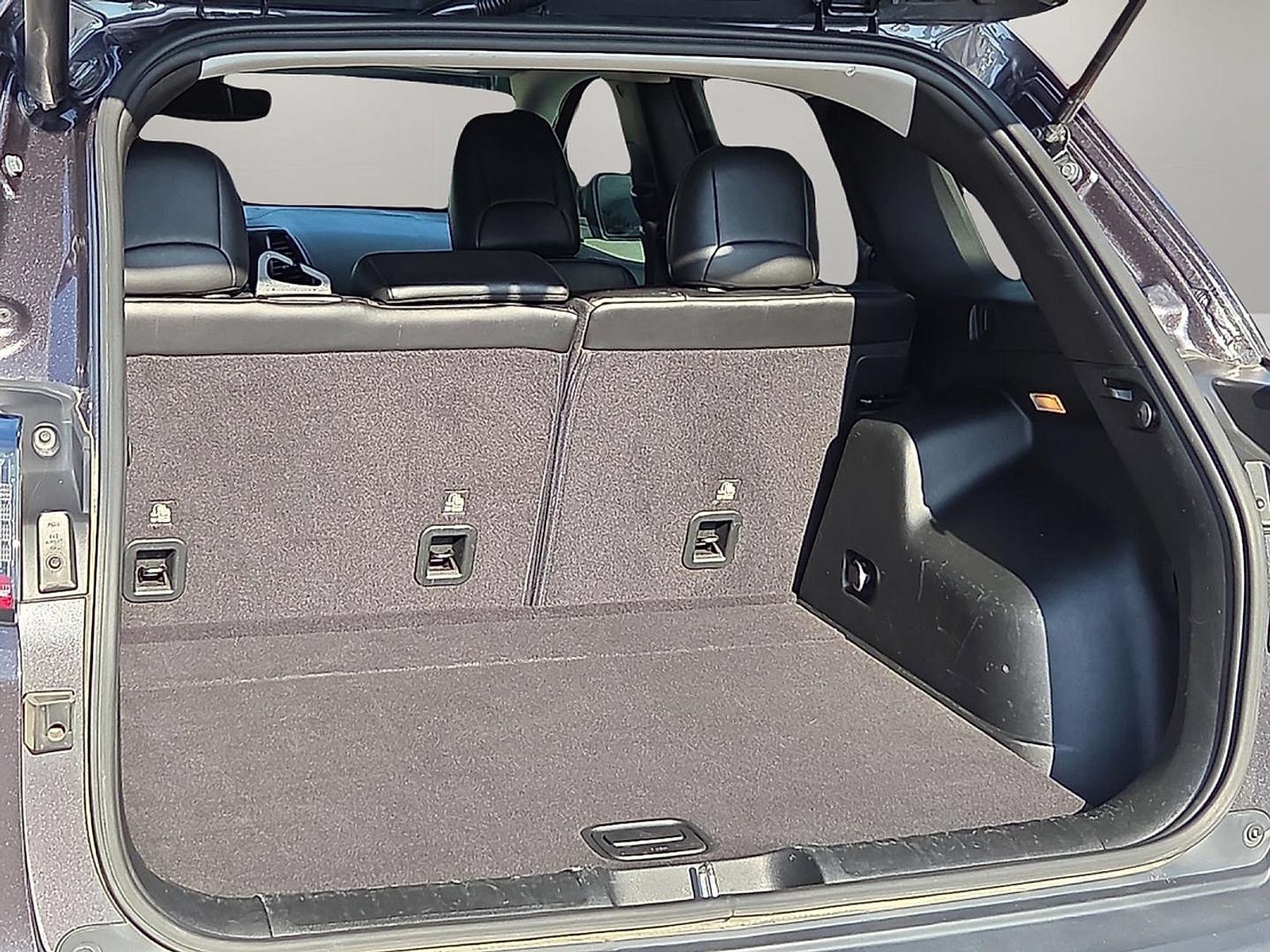 Used 2019 Jeep Cherokee Latitude Plus w/ Comfort/Convenience Group FWD image 8