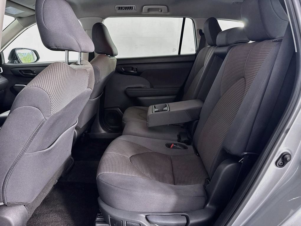 Used 2024 Toyota Highlander LE AWD/4WD image 36