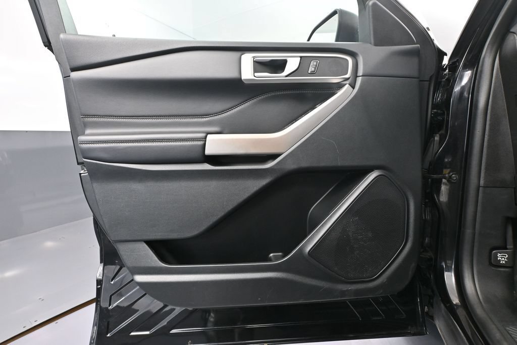 Used 2023 Ford Explorer XLT AWD/4WD image 18