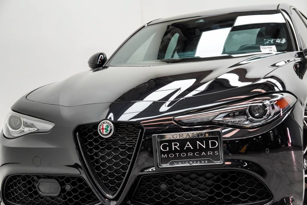 Used 2023 Alfa Romeo Giulia Veloce AWD/4WD image 2