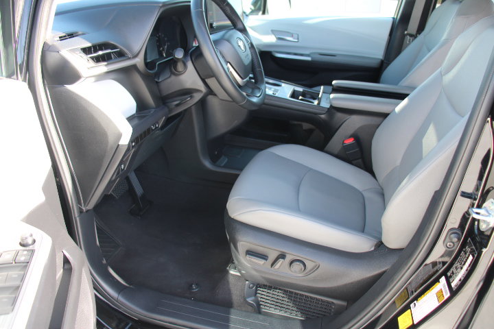 Certified 2025 Toyota Sienna XLE image 11