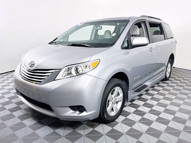 Used 2017 Toyota Sienna LE FWD image 3