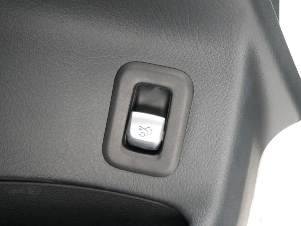 Used 2021 Mercedes-Benz GLC 300 4MATIC image 17