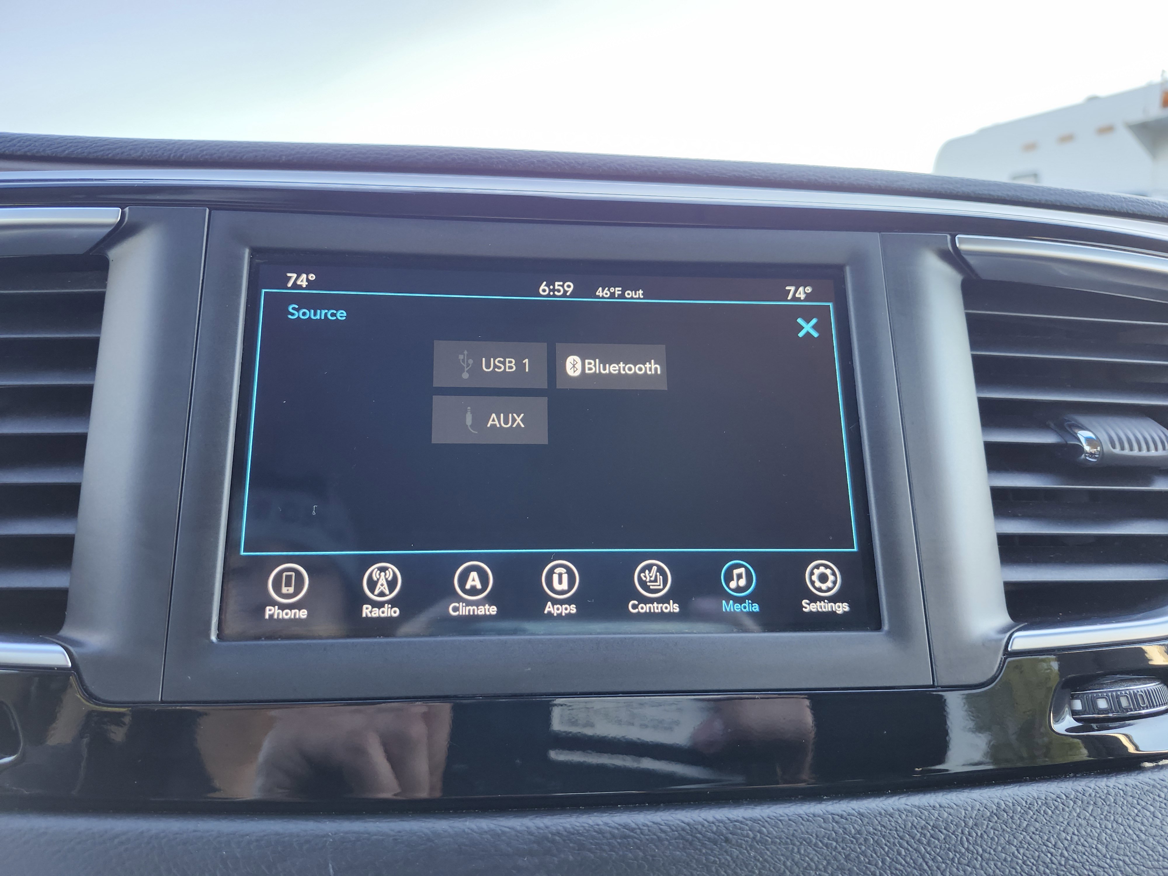 Used 2019 Chrysler Pacifica Touring-L FWD image 4