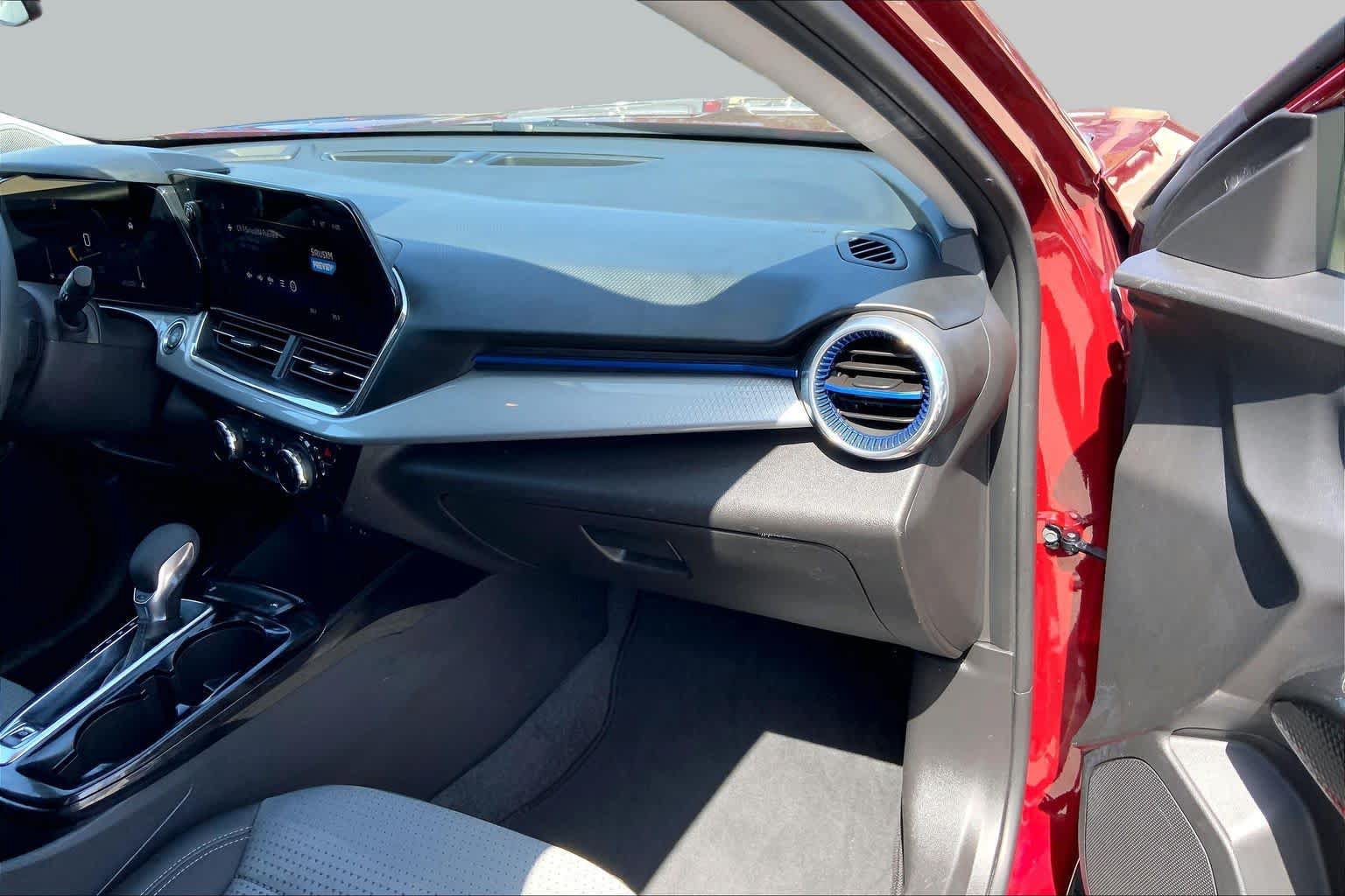 Used 2025 Chevrolet Trax LT FWD image 18