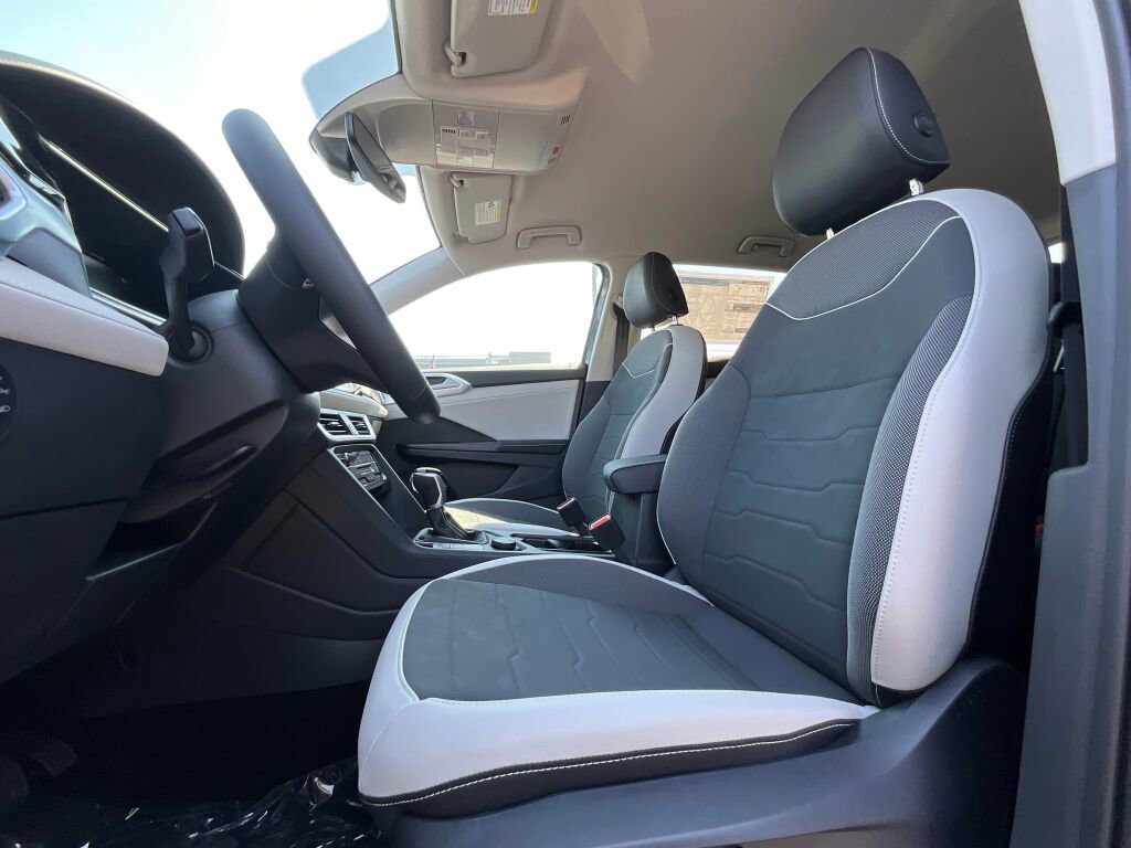 New 2025 Volkswagen Taos SE image 10