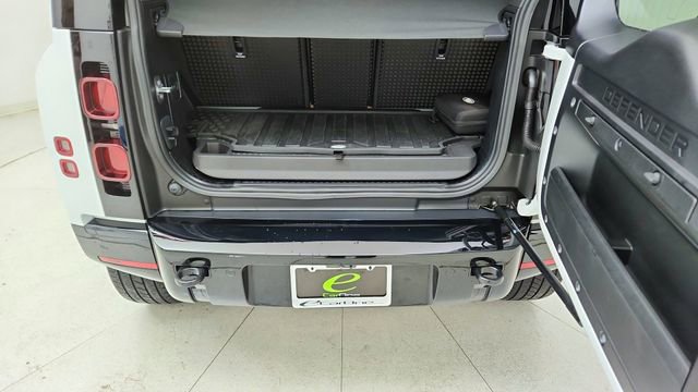 Used 2025 Land Rover Defender 90 X-Dynamic SE image 14