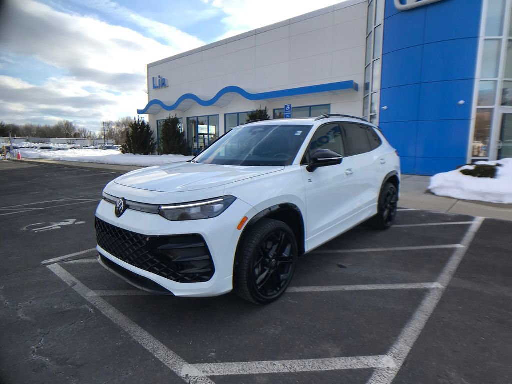 Used 2025 Volkswagen Tiguan SE R-Line image 3