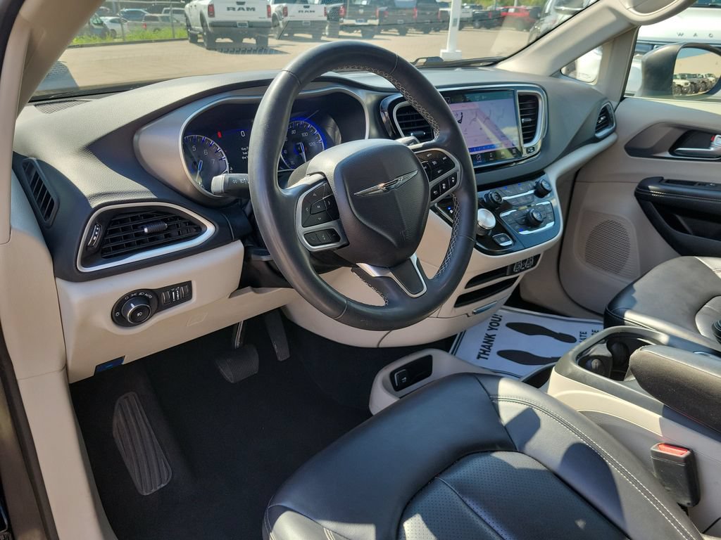 Used 2023 Chrysler Pacifica Touring-L FWD image 19