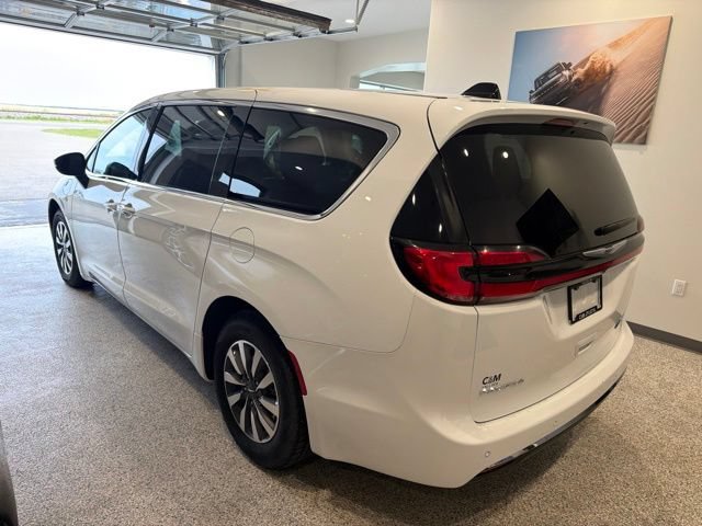 Used 2023 Chrysler Pacifica Touring-L FWD image 4