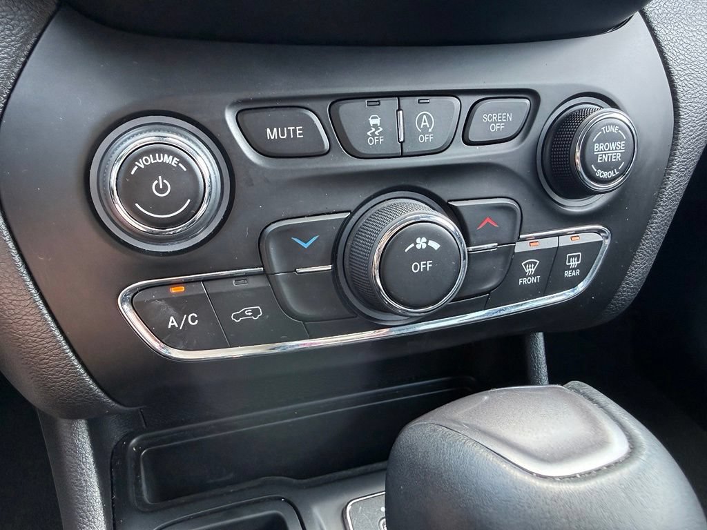 Used 2021 Jeep Cherokee Latitude Lux FWD image 39