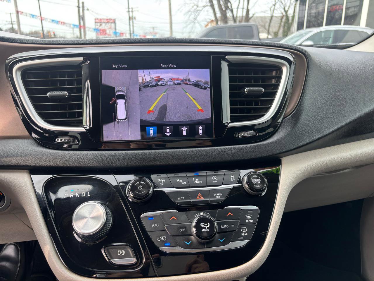 Used 2019 Chrysler Pacifica Touring-L w/ Advanced Safetytec Group image 11