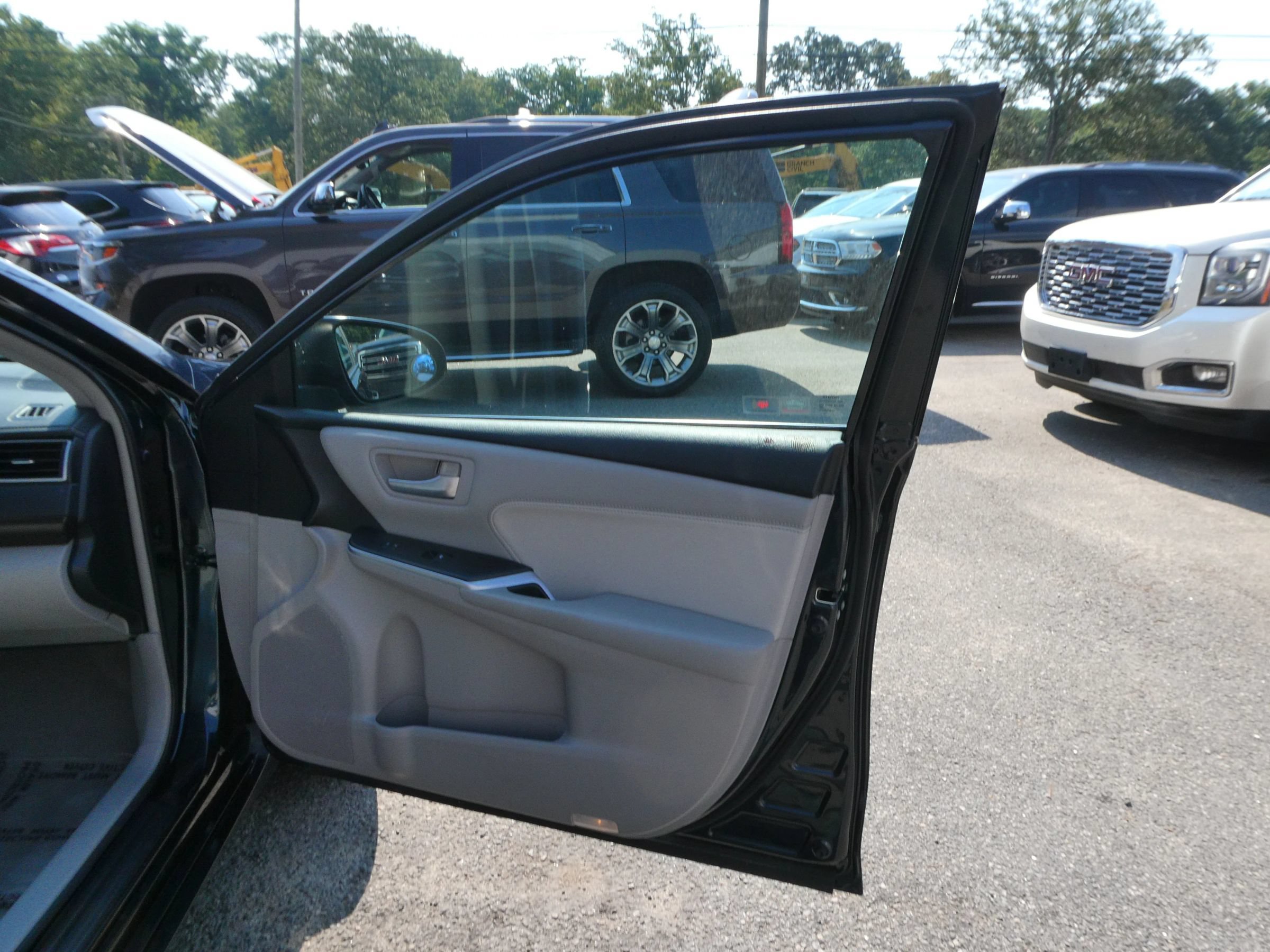 Used 2015 Toyota Camry XLE FWD image 26
