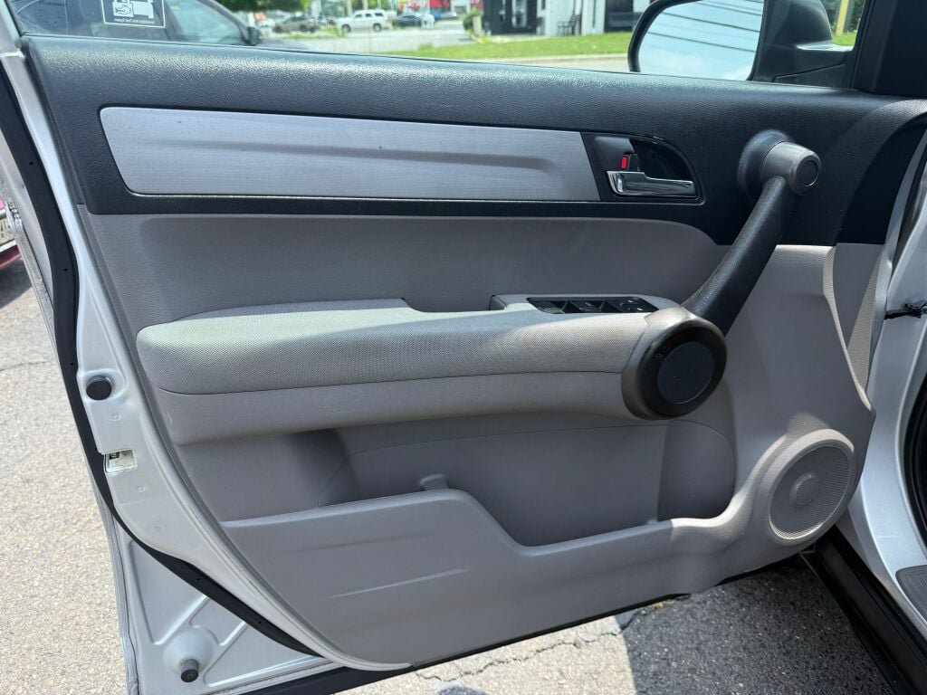 Used 2011 Honda CR-V LX image 9