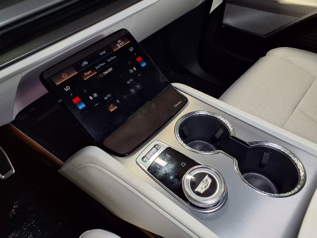 New 2027 Cadillac Vistiq Luxury AWD/4WD image 18