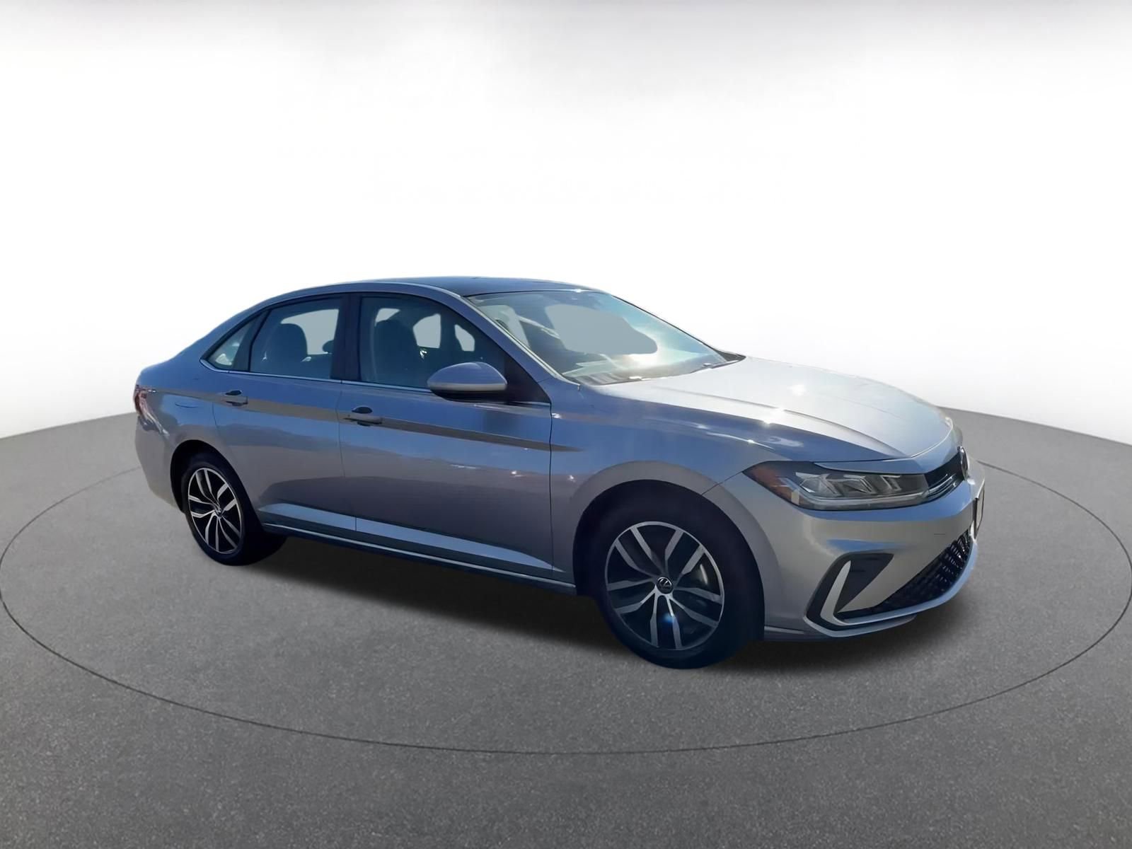 Used 2025 Volkswagen Jetta SE image 2