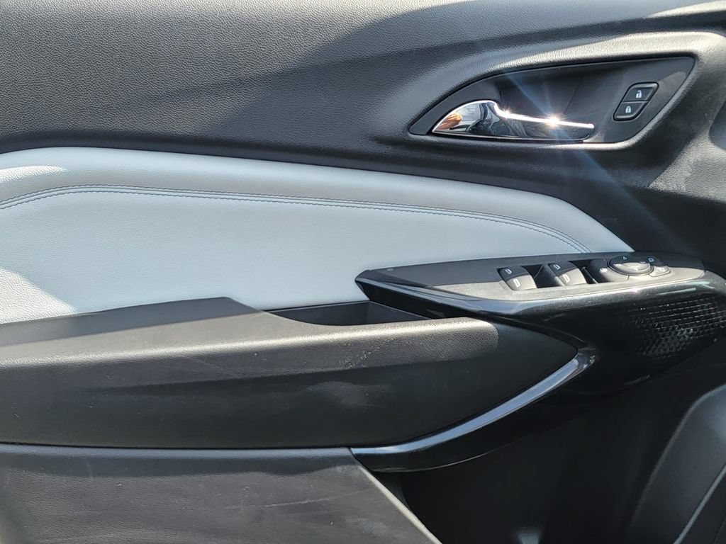 Used 2025 Chevrolet Trax LT FWD image 14