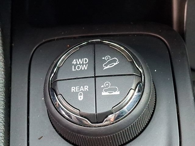 Used 2015 Jeep Cherokee Trailhawk w/ Leather Interior Group AWD/4WD image 24