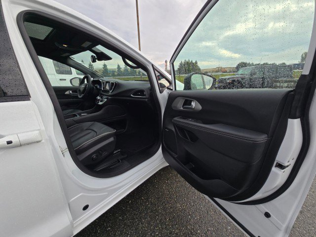 Used 2023 Chrysler Pacifica Limited w/ Uconnect Theater Family Group image 10