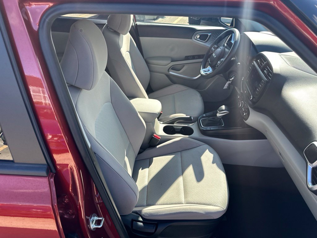 Used 2025 Kia Soul LX w/ LX Technology Package FWD image 32