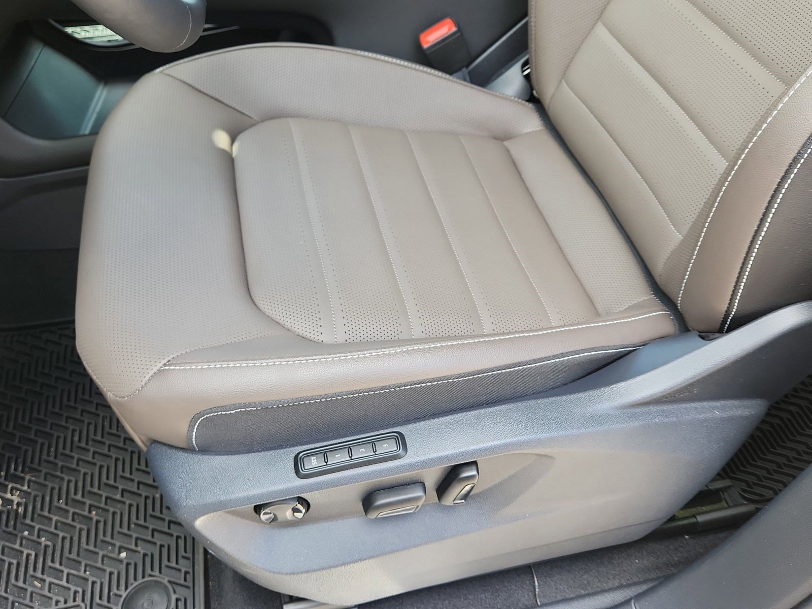 New 2025 Volkswagen Atlas SEL image 8