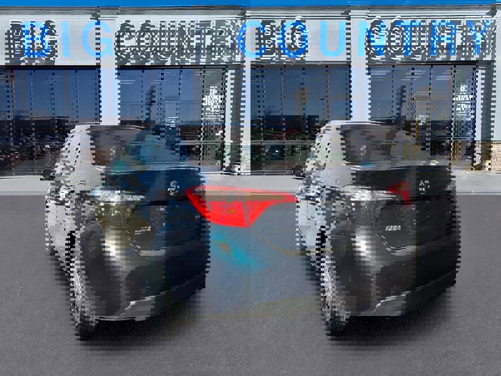 Used 2018 Toyota Corolla LE image 3