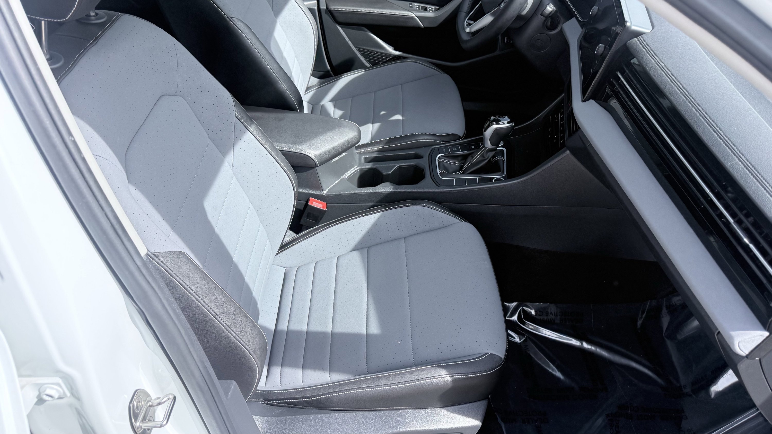 Used 2025 Volkswagen Jetta SE FWD image 42