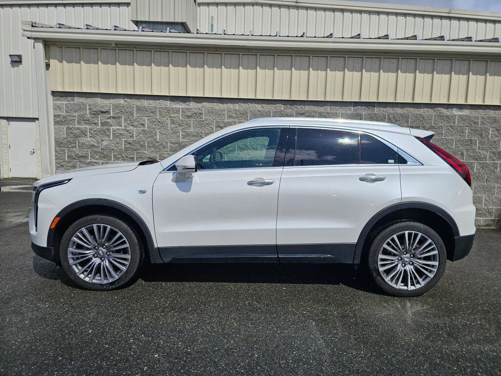 Used 2024 Cadillac XT4 Premium Luxury image 3