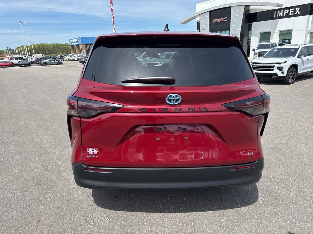 Used 2025 Toyota Sienna LE FWD image 4