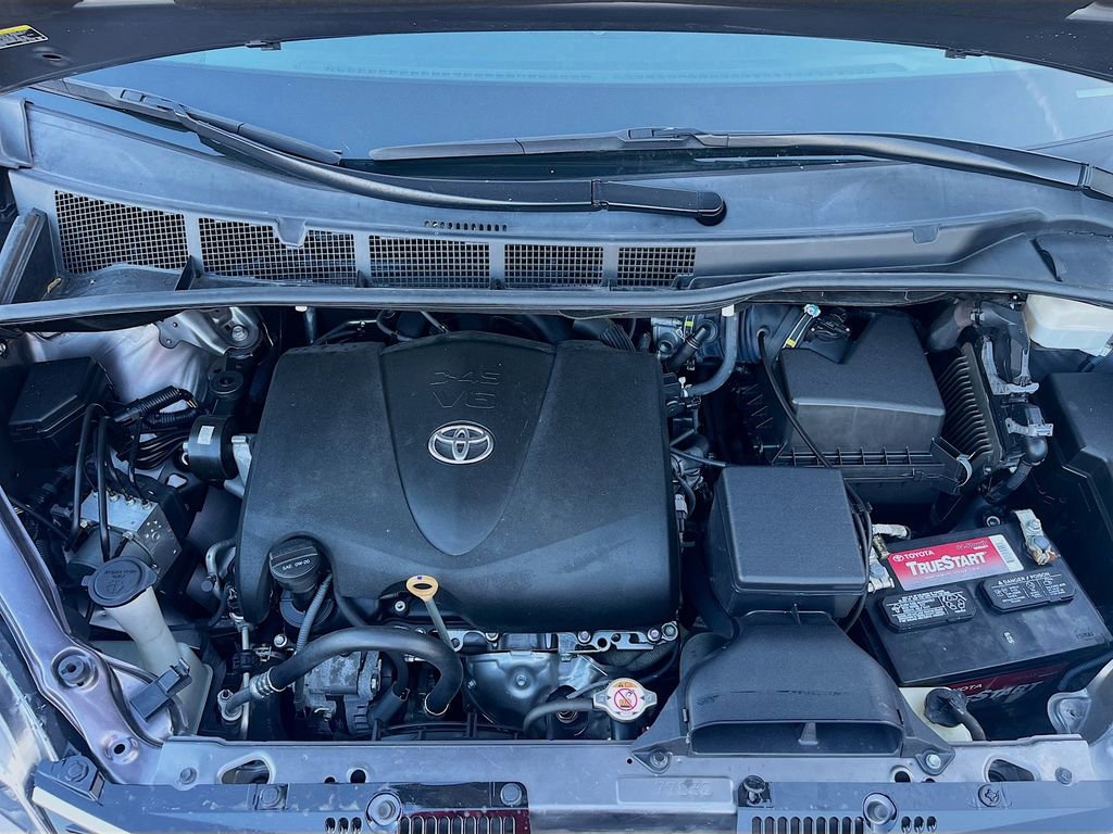 Used 2020 Toyota Sienna SE w/ Carpet Mat Package FWD image 29