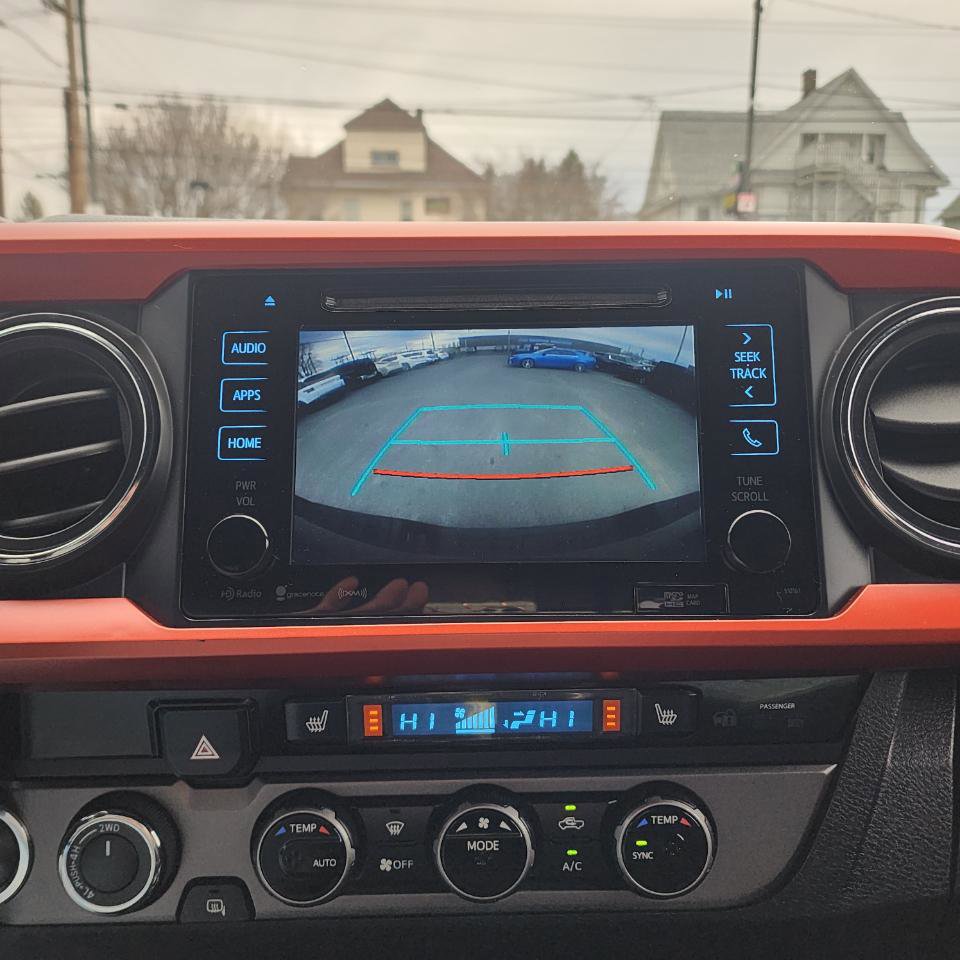 Used 2016 Toyota Tacoma TRD Off-Road w/ Premium & Technology Package image 10