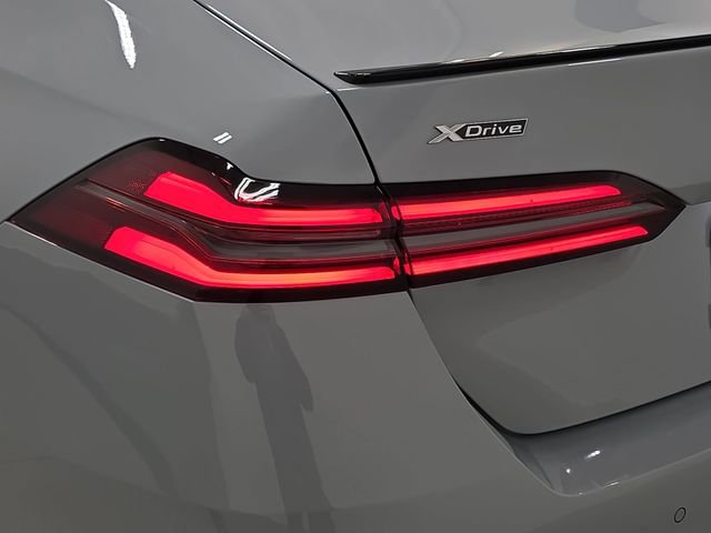 Certified 2025 BMW 550e xDrive w/ Premium Package image 31