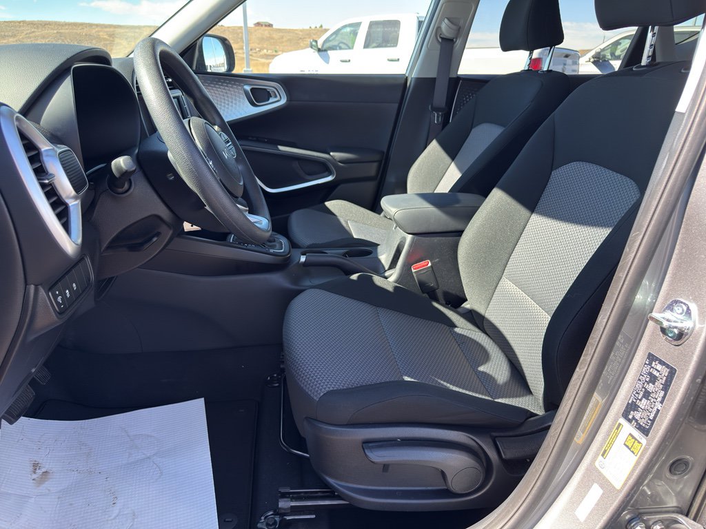 Used 2025 Kia Soul LX FWD image 9