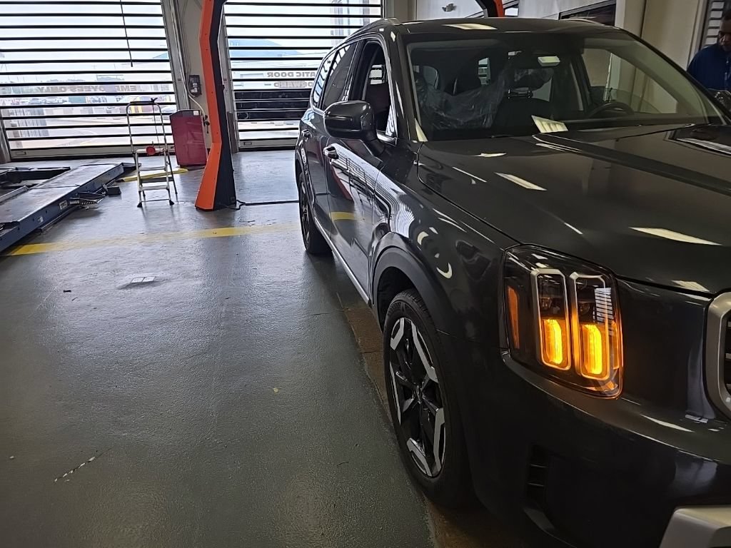 Used 2024 Kia Telluride S w/ S Sunroof Package FWD image 1