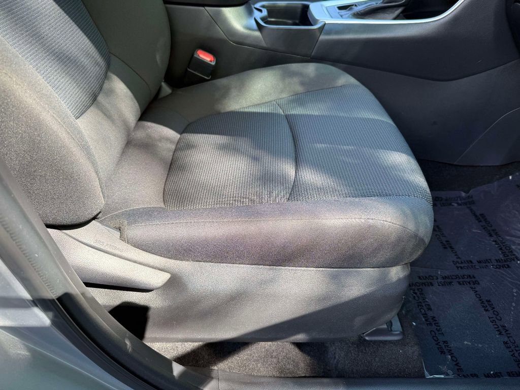 Used 2021 Toyota RAV4 LE AWD/4WD image 15