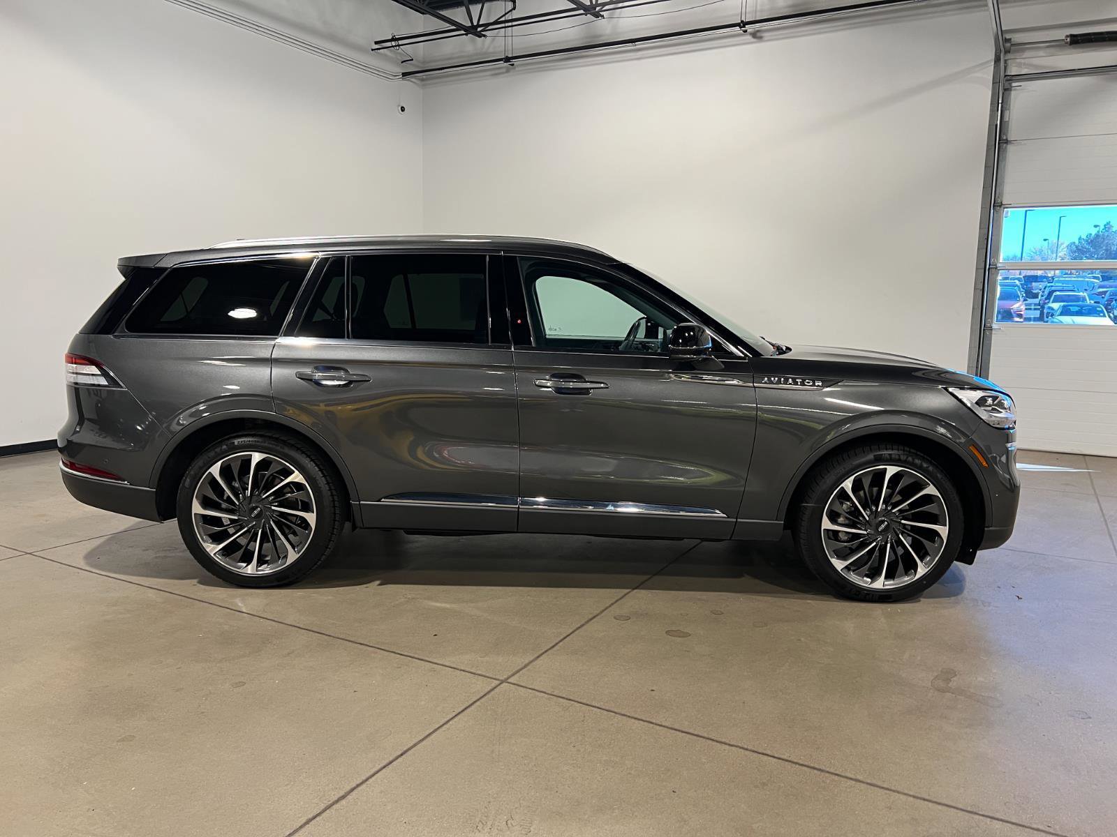 Used 2020 Lincoln Aviator Reserve w/ Equipment Group 202A image 2