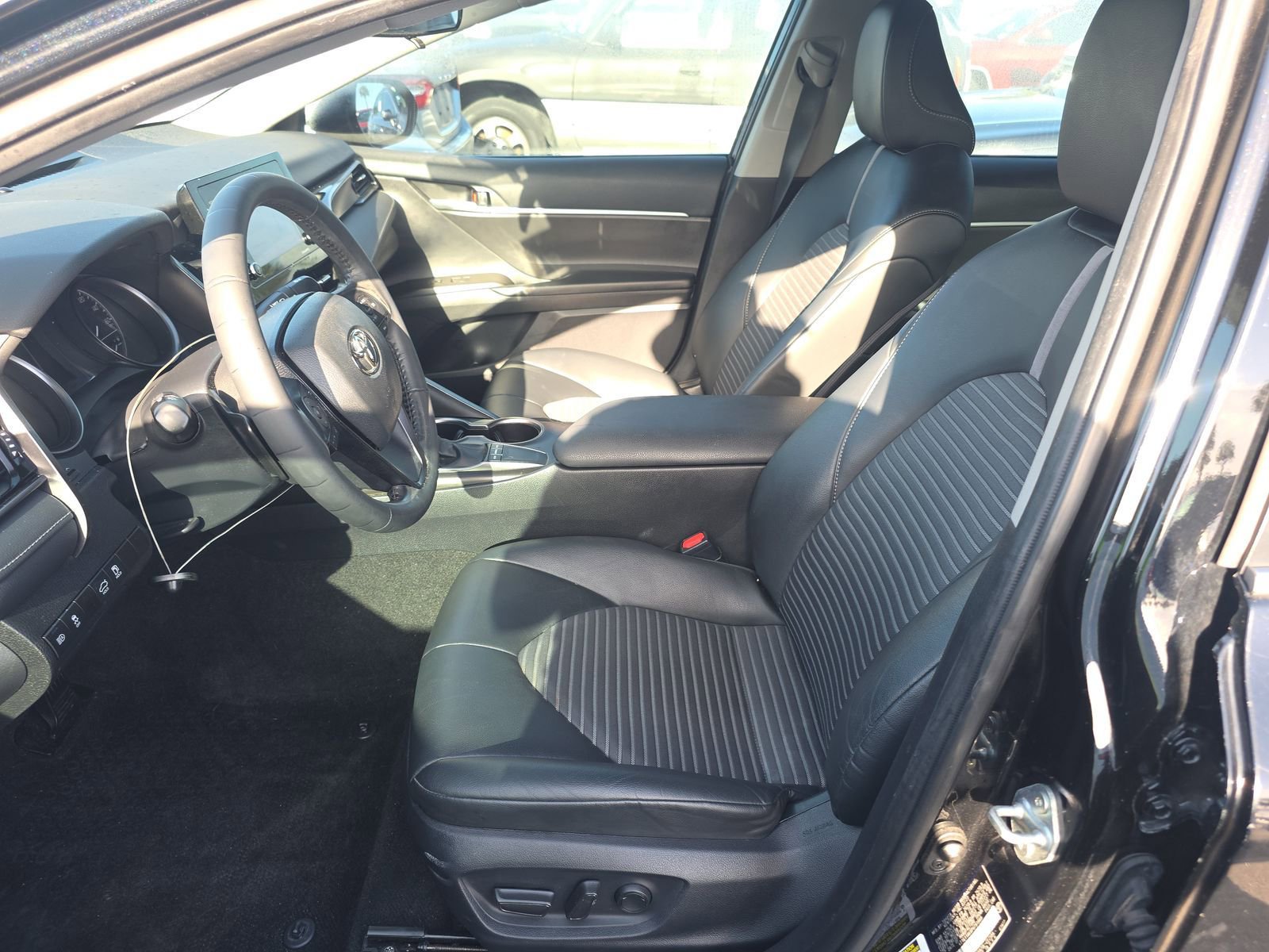 Used 2023 Toyota Camry SE image 3