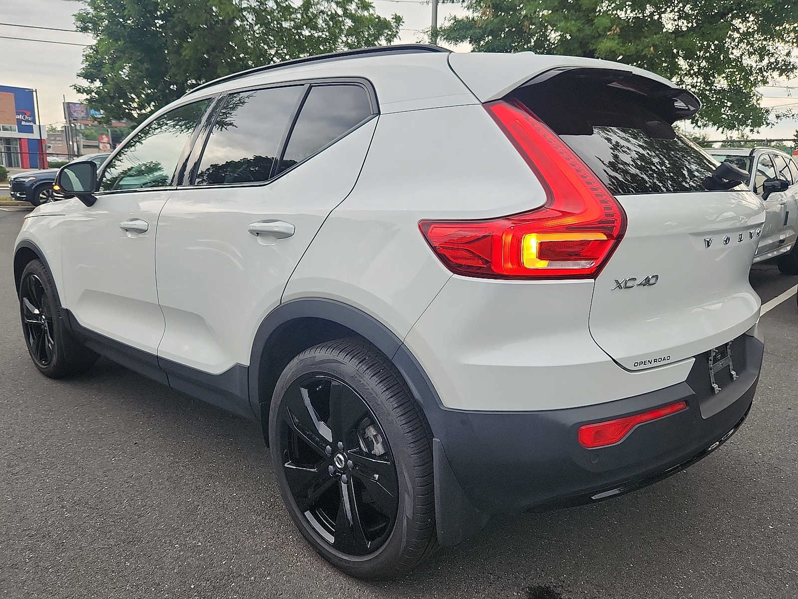 Used 2023 Volvo XC40 B5 Plus w/ Driver Assist Package AWD/4WD image 4
