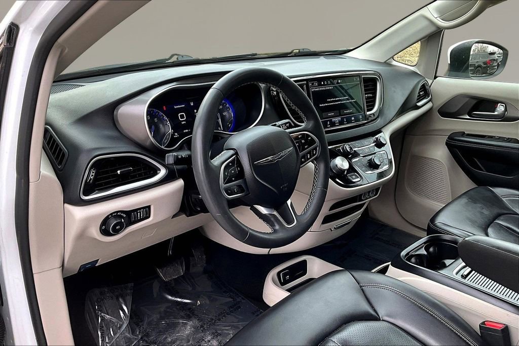 Used 2023 Chrysler Pacifica Touring-L image 16