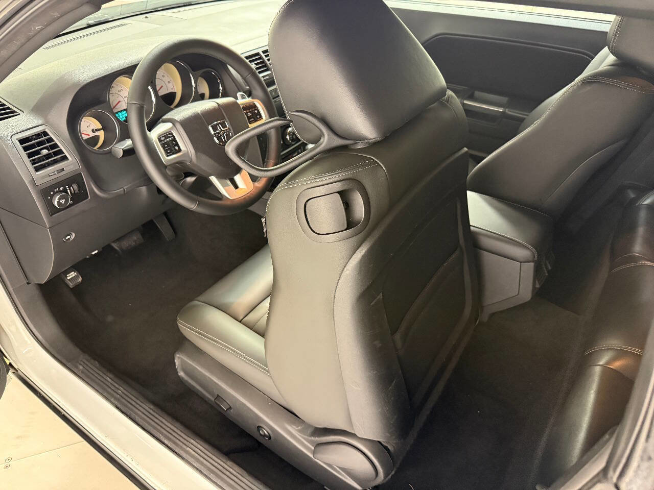 Used 2012 Dodge Challenger SXT RWD image 31