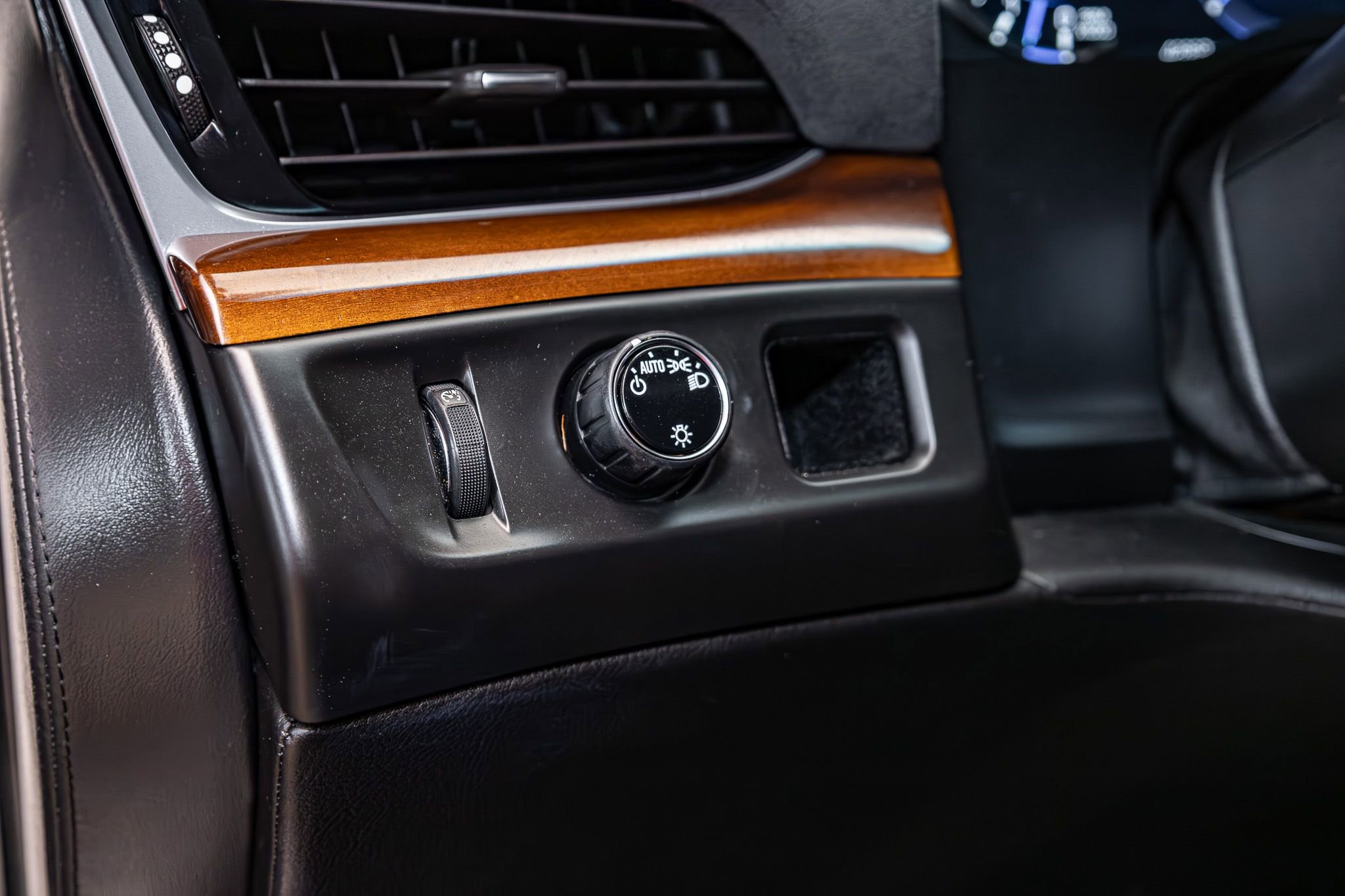 Used 2020 Cadillac Escalade 2WD image 16