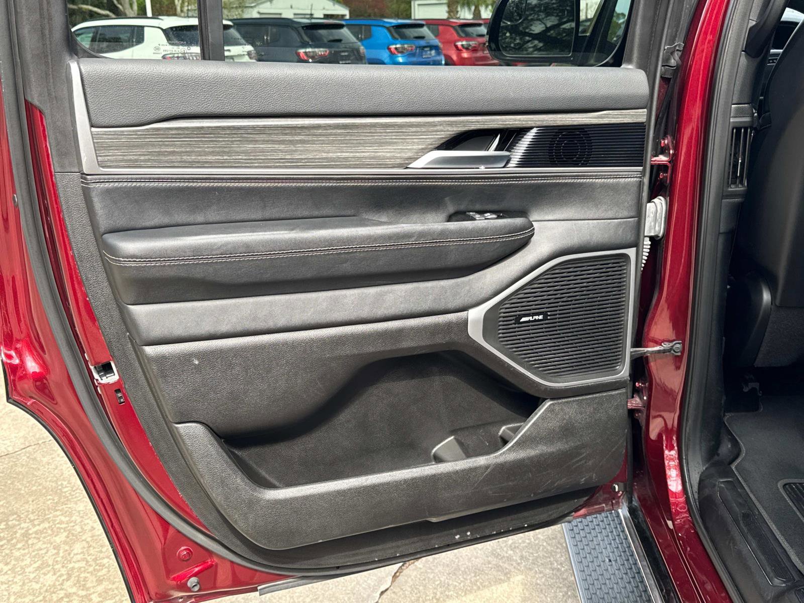 Certified 2024 Jeep Wagoneer Series II w/ Flexible Seating Group RWD image 11