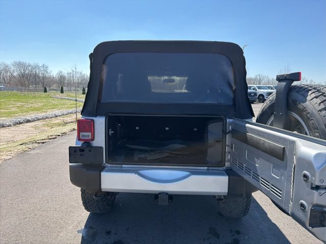 Used 2014 Jeep Wrangler Unlimited Sahara w/ Connectivity Group AWD/4WD image 9