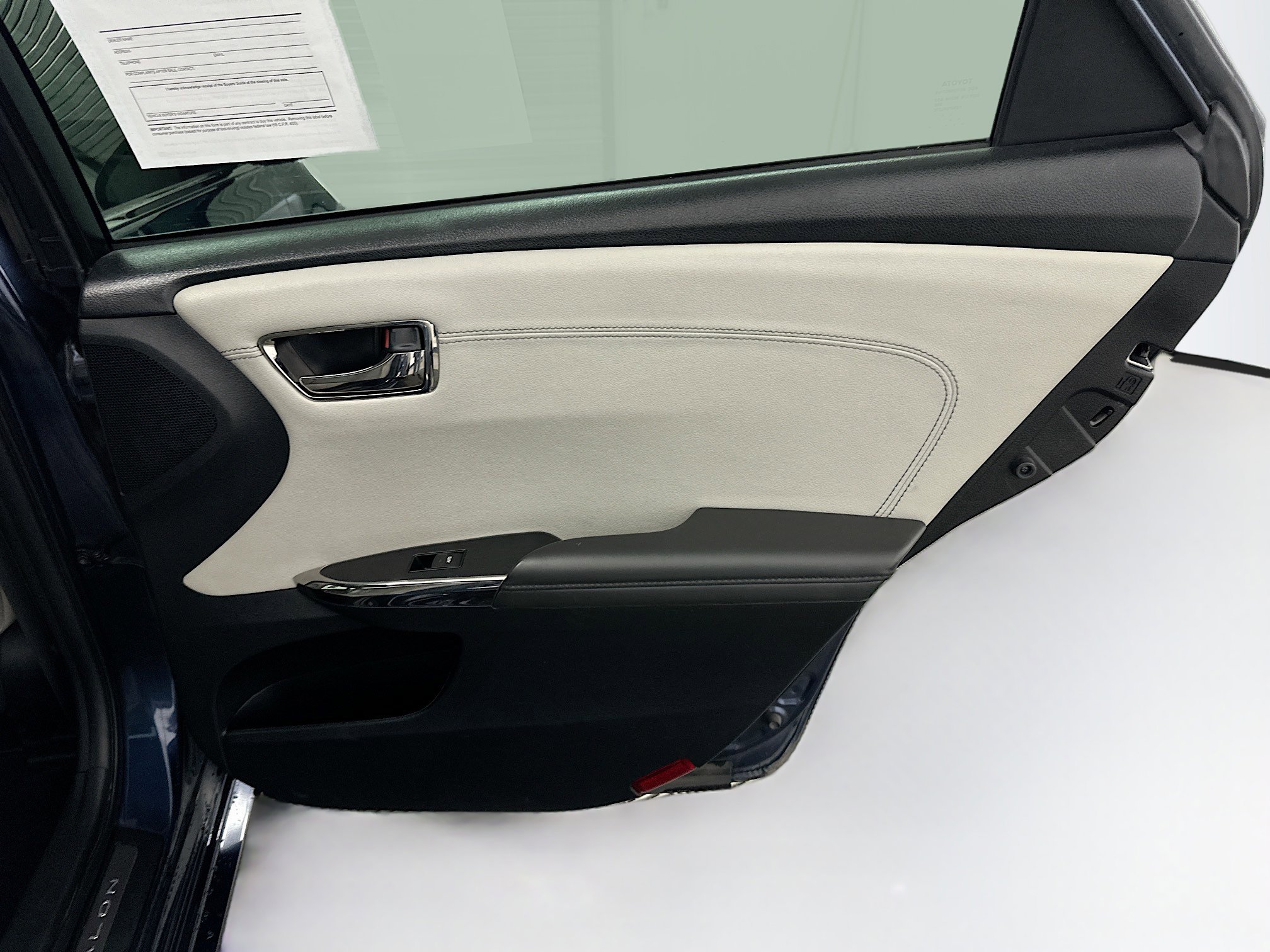 Used 2016 Toyota Avalon Limited image 32