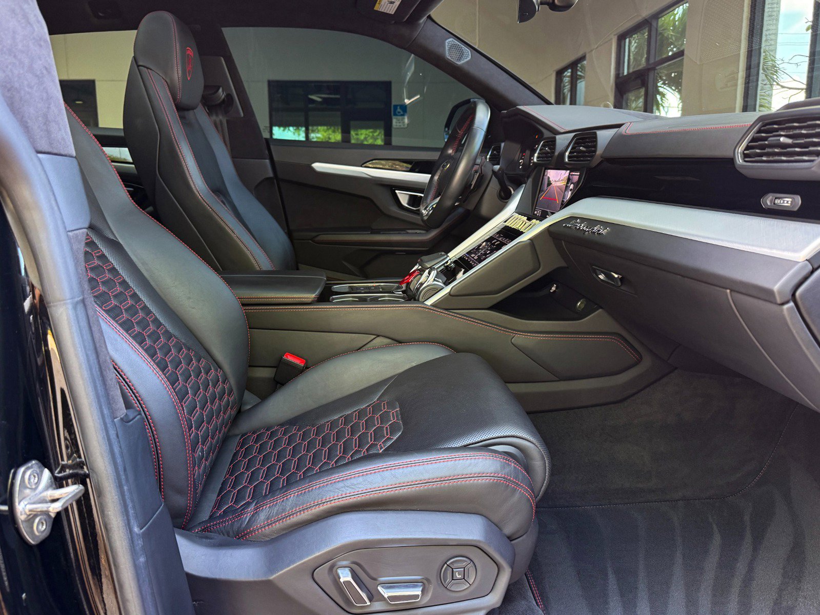 Used 2019 Lamborghini Urus image 25