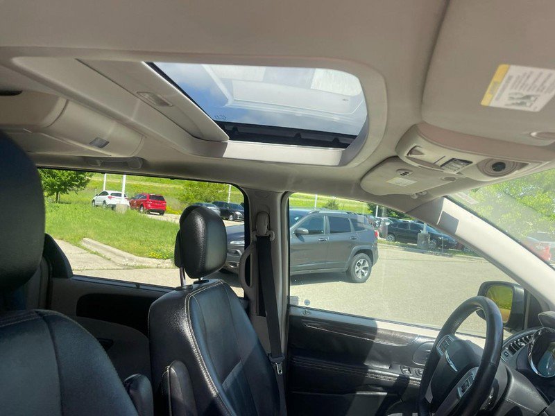 Used 2016 Chrysler Town & Country Touring-L image 10