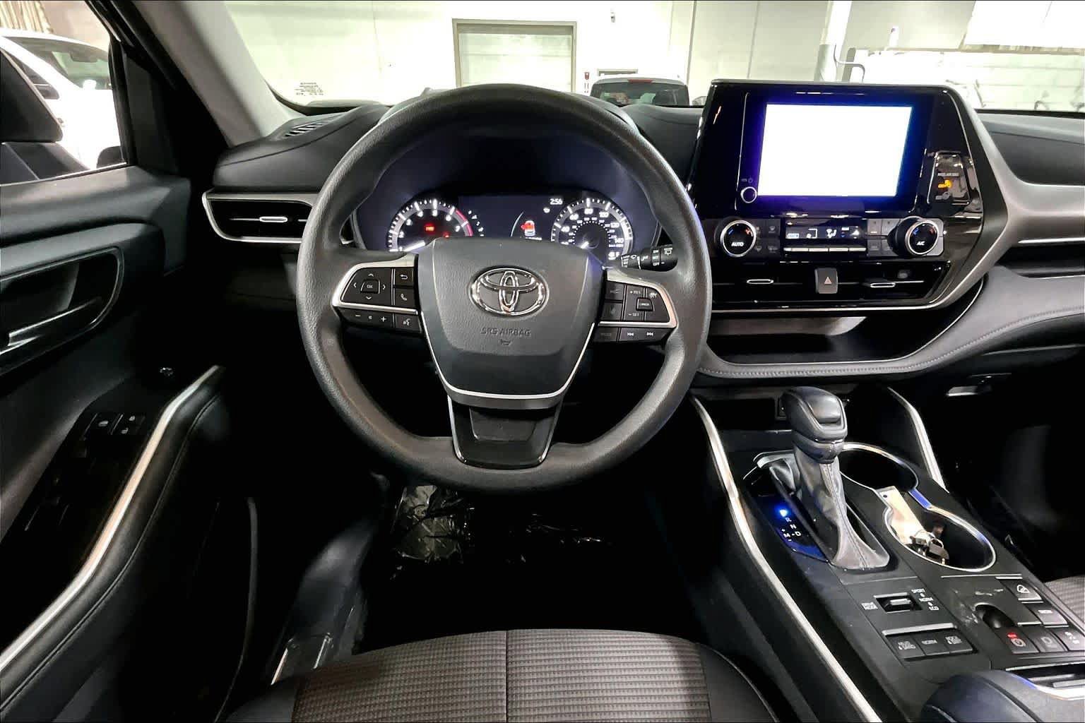Used 2023 Toyota Highlander L AWD/4WD image 6