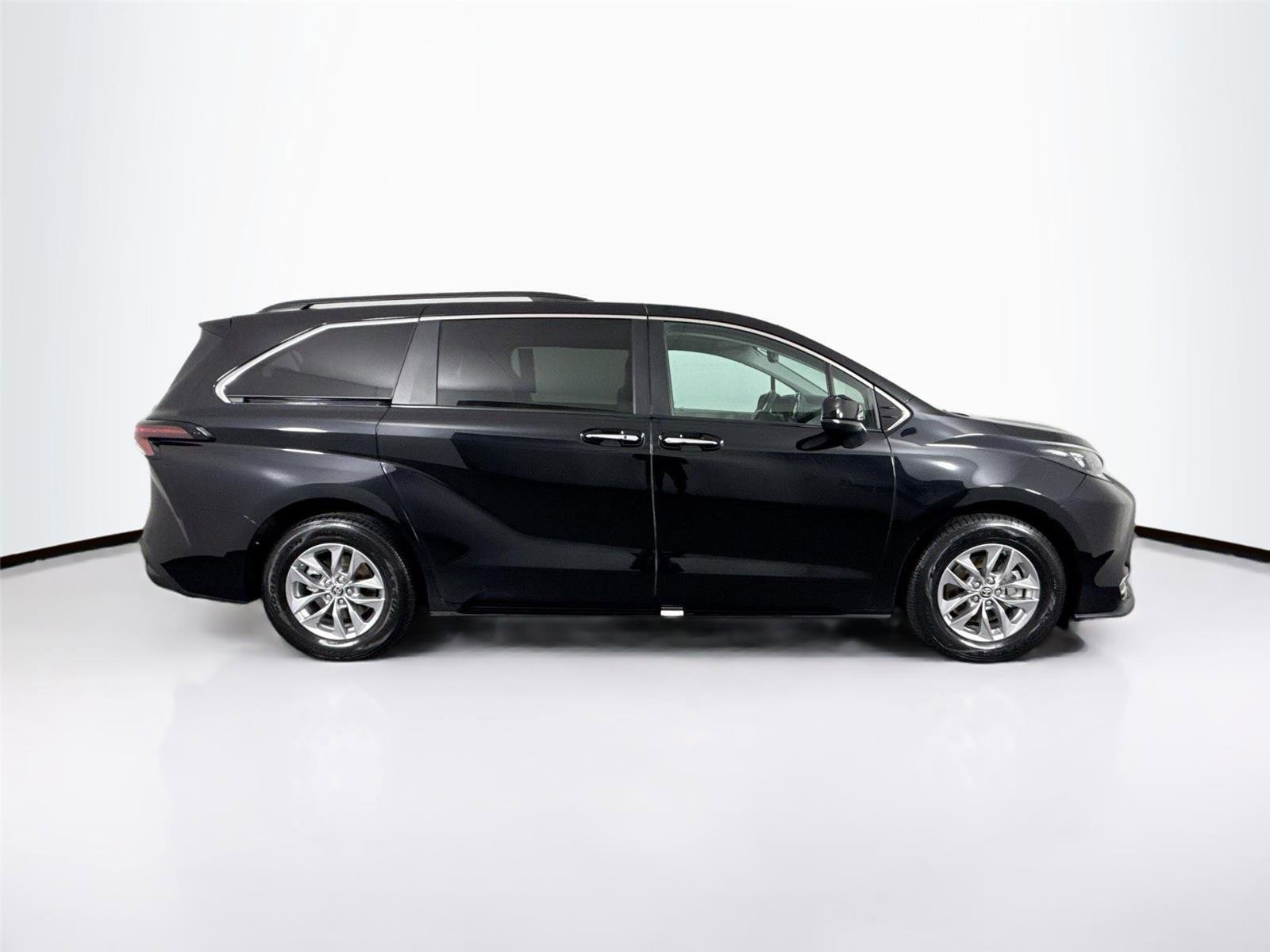 Certified 2024 Toyota Sienna XLE FWD image 10