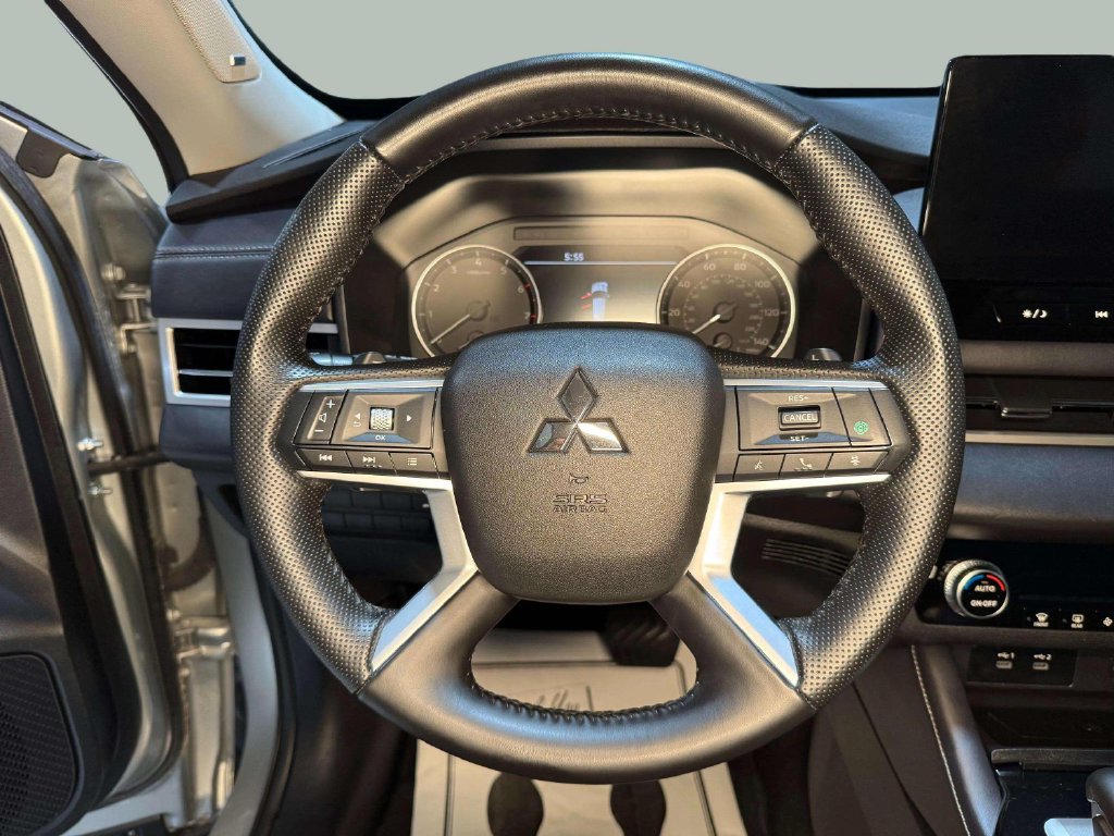 Used 2025 Mitsubishi Outlander SE AWD/4WD image 22