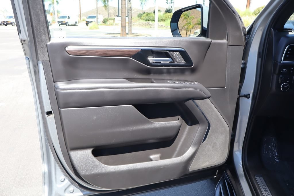 Used 2025 Chevrolet Suburban LT AWD/4WD image 19